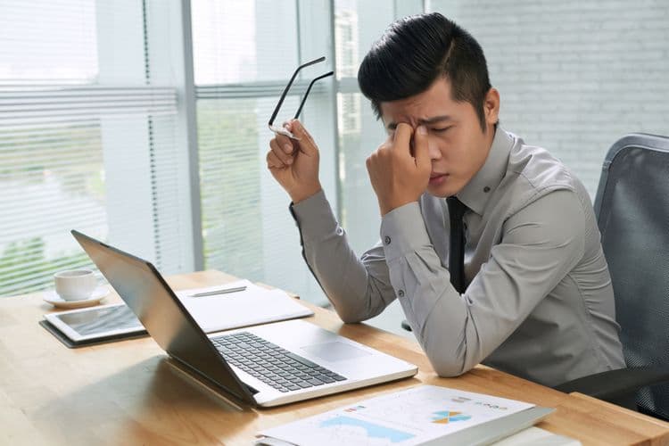 5 Cara Mudah untuk Menjaga Kesehatan Mata Anda Selama Bekerja di Depan Komputer